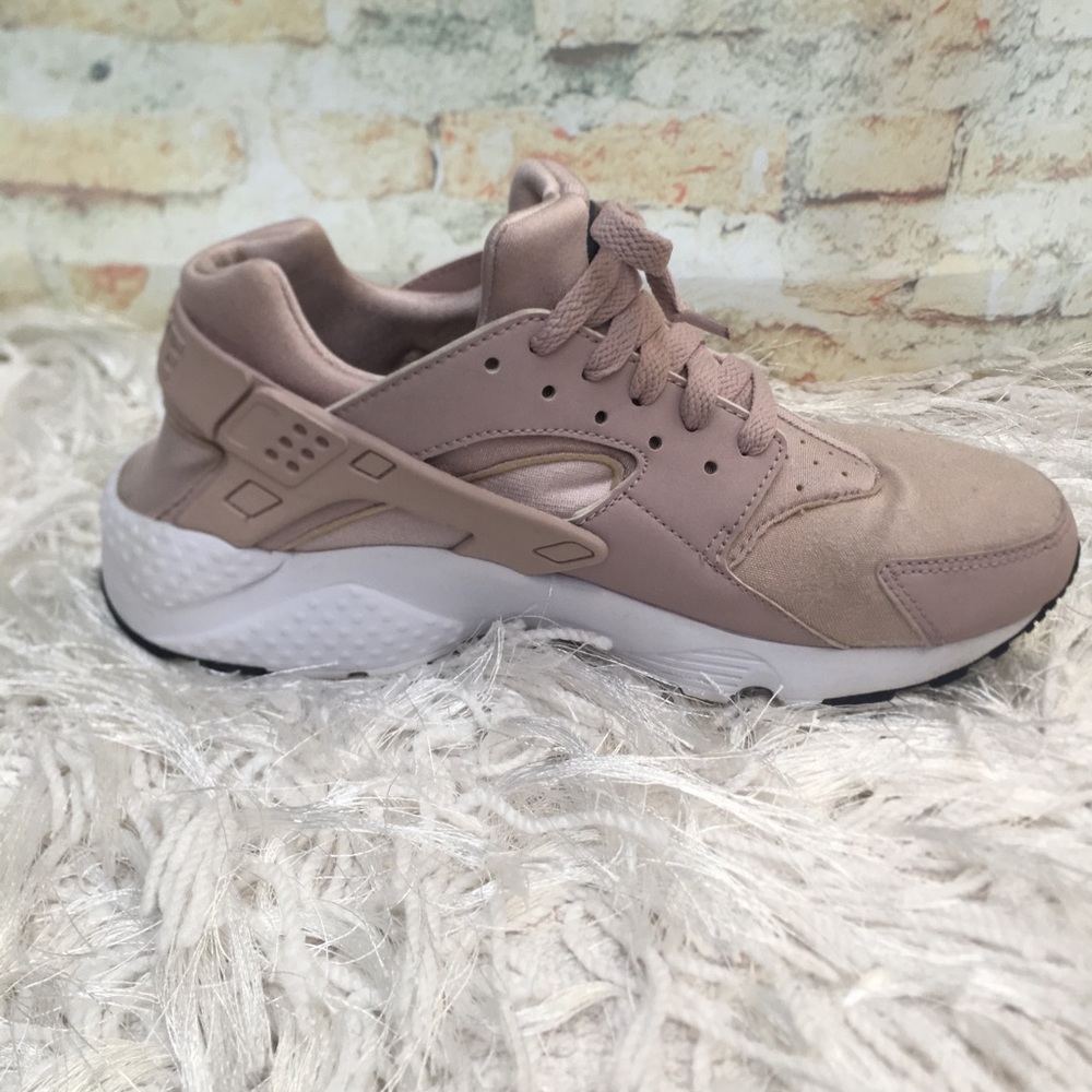Nike Huarache Women’s Blush Athletic Running Shoes